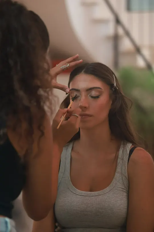 קרוב על העין בזמן הנחת ריסים
